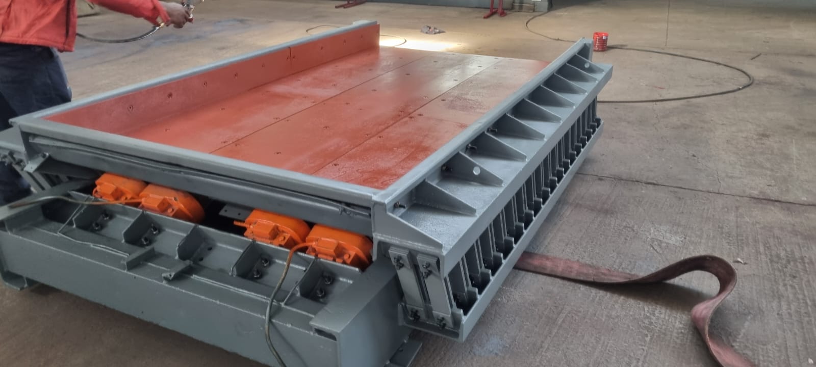 Fabricated conveyor impact bed with rubber lining