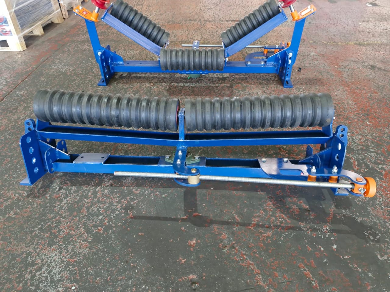 Conveyor belt tracking and alignment units with rubber disc idlers